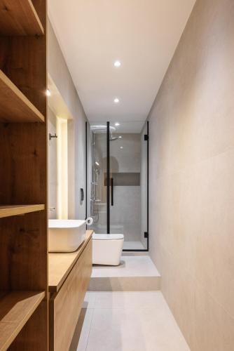 a bathroom with two sinks and a bath tub at Skg Cityscape Metropolis in Thessaloniki