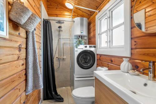 a bathroom with a toilet and a washing machine at G256-Lemvig-Bellisvej-56 in Lemvig