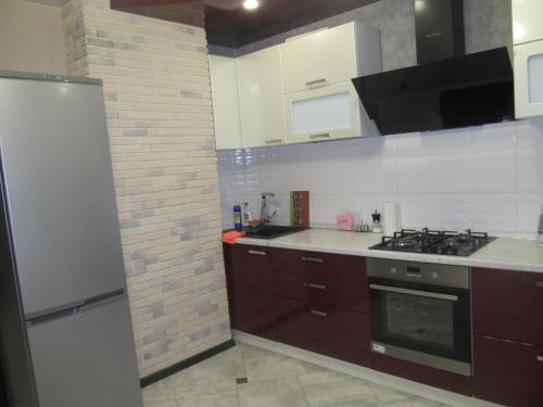 ครัวหรือมุมครัวของ Apartment on Shurova gora