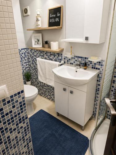 a bathroom with a sink and a toilet at Cozy Studio Near Beach with Pool Access in Martil