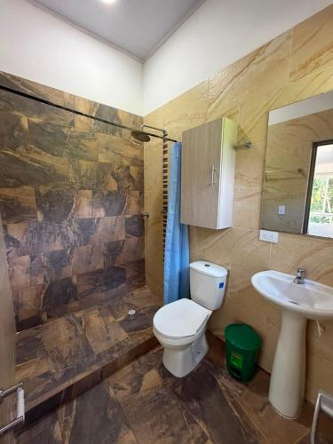 a bathroom with a toilet and a sink at Finca El Balmoral in Tocaima