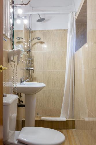 Bilik mandi di Guadalupe Cozy Inns
