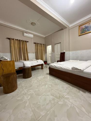 a hotel room with two beds in a room at Koh Rong Homestay in Kaôh Rŭng (3)