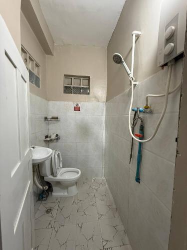a bathroom with a shower and a toilet and a sink at Koh Rong Homestay in Kaôh Rŭng (3)