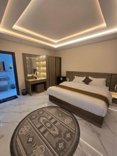 a large bedroom with a large bed and a rug at شالية ورد in Rayyis