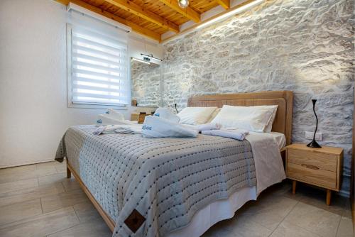 a bedroom with a bed with towels on it at The 2D Stay in Theológos