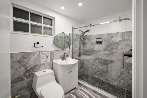 ein Badezimmer mit Toilette, Waschbecken und Dusche in der Unterkunft Modern Cozy Studio in Pinewood