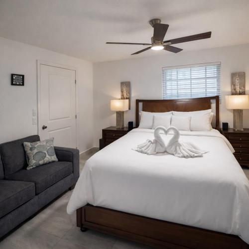 ein Schlafzimmer mit einem Bett, das mit einem Herzmotiv verziert ist in der Unterkunft Modern Cozy Studio in Pinewood