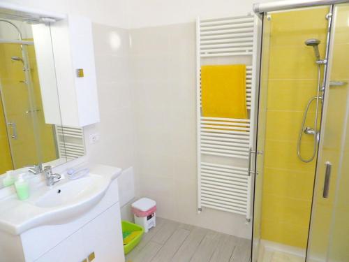 斯特雷薩的住宿－Africa，带淋浴和盥洗盆的白色浴室