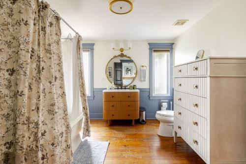 a bathroom with a toilet and a mirror at Nashville Fatherland Cottage in Nashville
