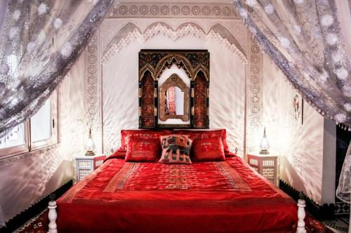 Riad Dar Arsama tesisinde bir odada yatak veya yataklar