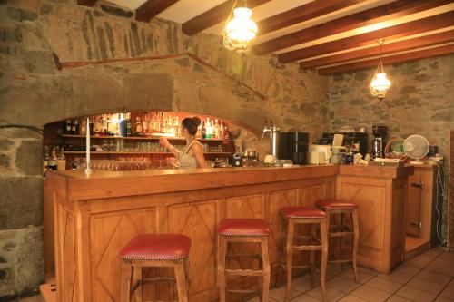 Ο χώρος του lounge ή του μπαρ στο Logis L'Ecu De France