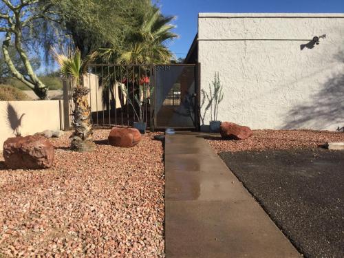 Ein Vogel fliegt über einen Hof mit einem Gebäude in der Unterkunft Oasis in Phoenix
