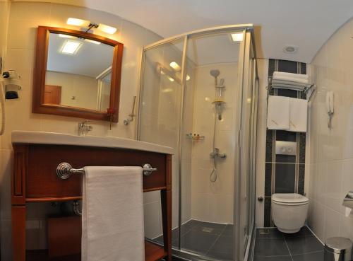 Um banheiro em Hotel Perula & SPA