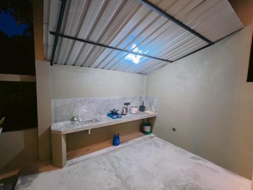 a bathroom with a sink in a room at Lavera hideout in Dickwella