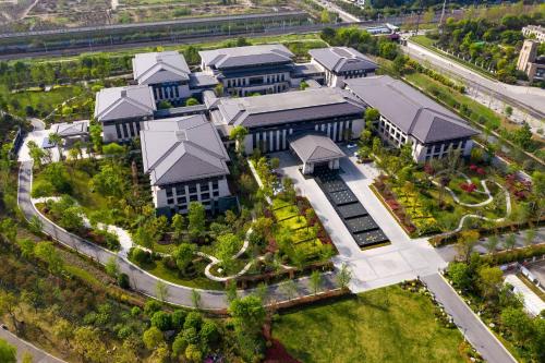 an overhead view of a large building with a garden at Gran Meliá Chengdu in Chengdu