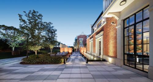 a walkway between two buildings in a city at Meliá Shanghai Parkside in Shanghai