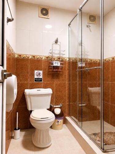 a bathroom with a toilet and a glass shower at Apartment Angeluz in San Andrés