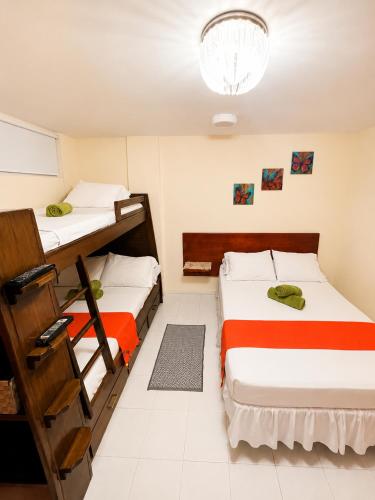 a bedroom with two beds and a chandelier at Apartment Angeluz in San Andrés