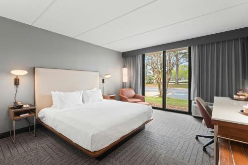 ein Hotelzimmer mit Bett und Schreibtisch in der Unterkunft Courtyard by Marriott Columbus in Columbus