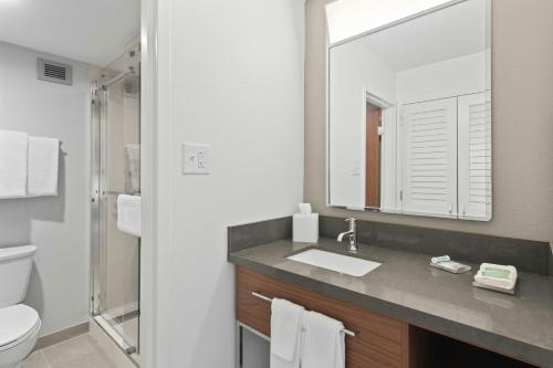 ein Badezimmer mit Waschbecken und Spiegel in der Unterkunft Courtyard by Marriott Columbus in Columbus