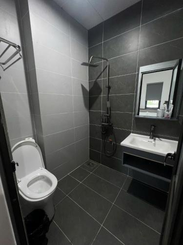 a bathroom with a toilet and a sink at KHÁCH SẠN R Hotel in Sầm Sơn