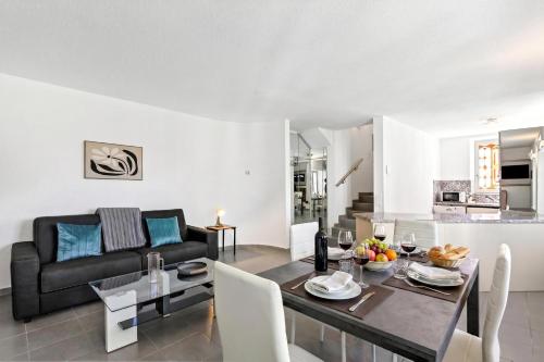 a living room with a table and a couch at Charm Apartments Aldesago in Aldesago