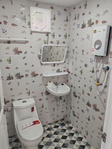 a bathroom with a toilet and a sink at Breeze Homestay in Nong Khai