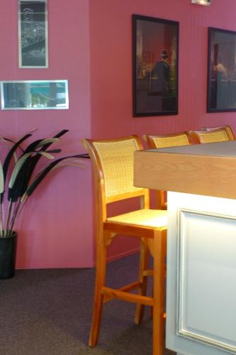 a dining room with yellow chairs and pink walls at Charme Hotel en Beaujolais in Belleville-sur-Saône