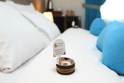 a tag on a bed with a box on it at Samana Hotel in Arequipa