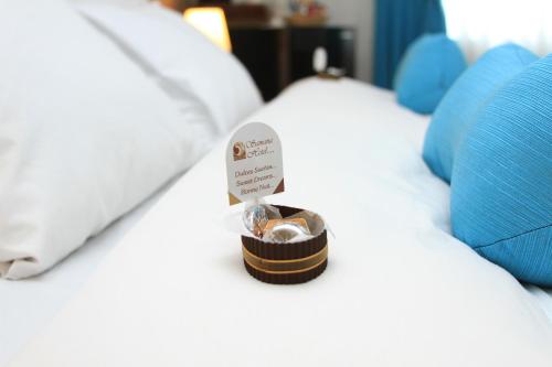 a small box on a bed with a sign on it at Samana Hotel in Arequipa