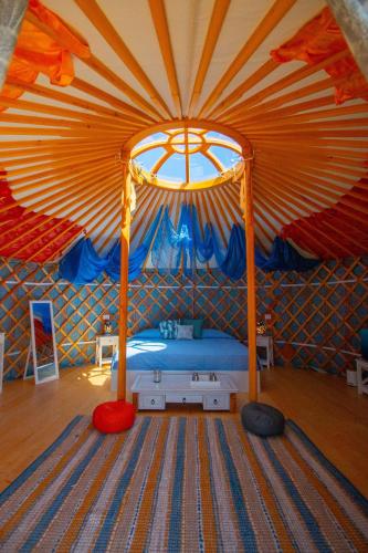 a room with a bed in a tent at Podere Sorrentino in Offida