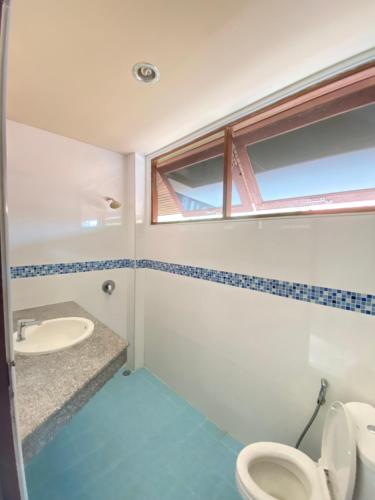 a bathroom with a toilet and a sink at TNP place in Thong Nai Pan Yai