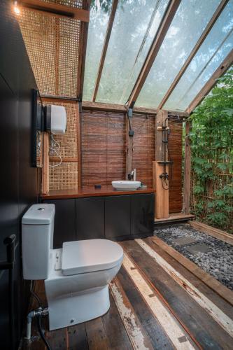a bathroom with a toilet and a sink at Oak House Sidemen in Sidemen