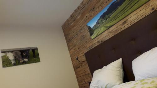 オーバーアウにあるAppartement Unterbergerの木製の壁のベッドルーム1室(ベッド1台付)