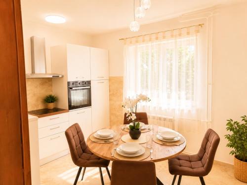 Aura House Free Parking for 6 Cars