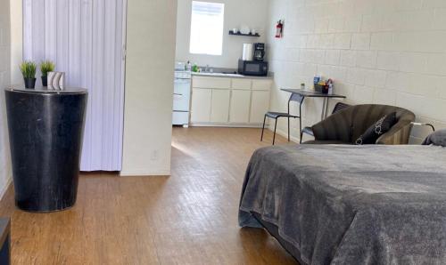 ein Wohnzimmer mit Bett und Küche in der Unterkunft Oasis in Phoenix