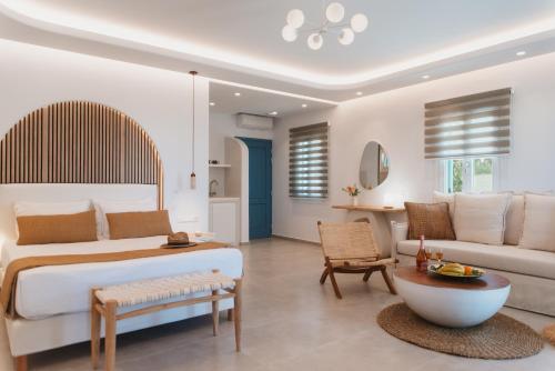 ein Schlafzimmer mit Bett und ein Wohnzimmer in der Unterkunft Alkyoni Beach Hotel in Naxos Chora