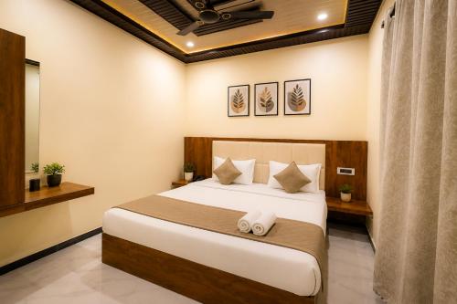 a bedroom with a large bed in a room at Hotel Diamond inn Mathura in Mathura