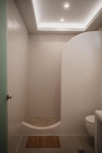ein Badezimmer mit Toilette und Waschbecken in der Unterkunft Alkyoni Beach Hotel in Naxos Chora