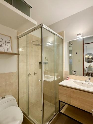 a bathroom with a shower and a toilet and a sink at CasaLoop in Ica