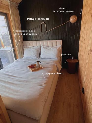 ein Schlafzimmer mit einem Bett und einem Tisch darauf in der Unterkunft Barn 25 in Chornomors'ke