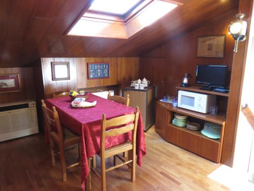 a dining room with a table and a microwave at Gordon Cottage in Verona