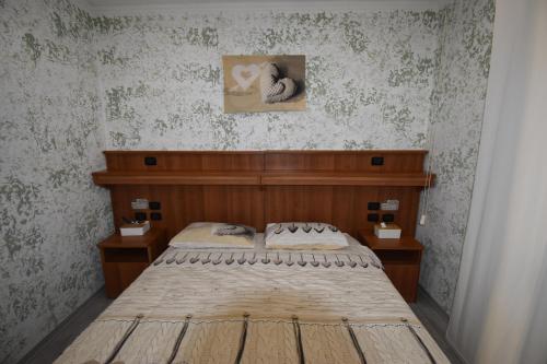 a bedroom with a bed with a wooden head board at VichyeNichy in Morena