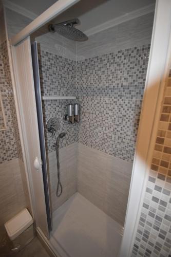 a shower with a glass door in a bathroom at VichyeNichy in Morena