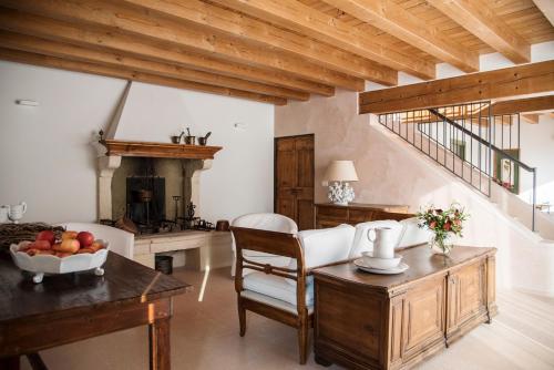 a kitchen and living room with wooden ceilings and a table at Agriturismo Corte Ruffoni in Zevio
