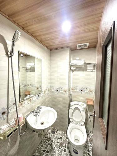a bathroom with a toilet and a sink at Nhà nghỉ Hoa Ngàn Tam Đảo in Tam Ðảo