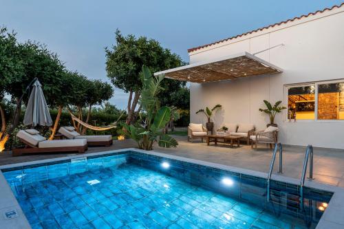 EPTA Houses في مارماري: مسبح أمام فيلا