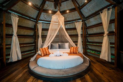 a bed in a room with a canopy at Ant House Sidemen in Silebeng