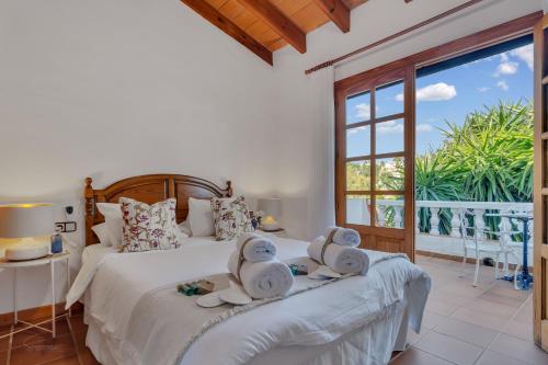a bedroom with a bed with towels on it at Villa Enri | Oasis mediterráneo · Piscina in Parcent